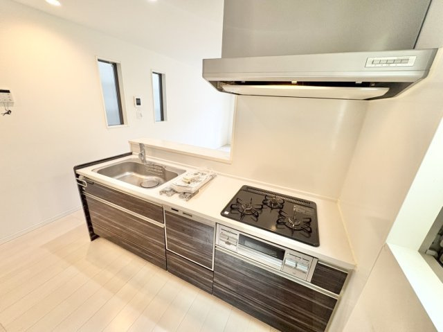 中古戸建　尼崎市大庄北3丁目のキッチン|使い勝手の良いシステムキッチンには家事ラクを叶える食洗機付き♪三口コンロとグリルでの同時調理で時短に！