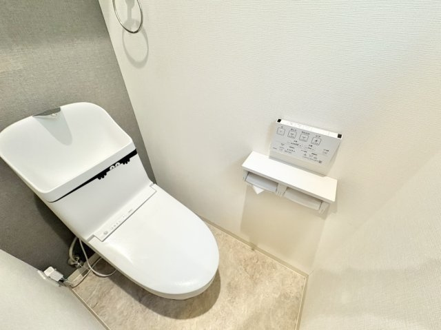 中古戸建　尼崎市大庄北3丁目のトイレ|温水洗浄便座で、冬でも暖かい便座で冷え知らず！洗浄機能で衛生的♪1・2Fにございます。