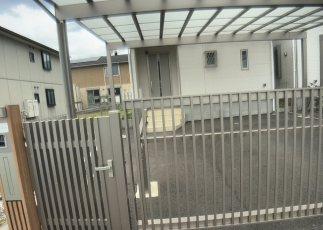 【玄関】 | 玄関は家の顔と言っても過言ではありません。現地を見学する際は玄関の広さや全体のバランスなどを見てみるといいでしょう。一般的なアプローチのしやすさだけではなく、お年寄りにも優しい設計のものだと安心です。