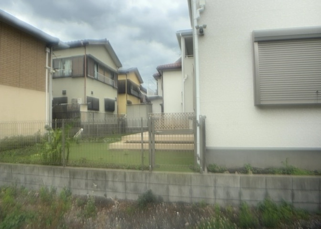 【庭】 | 庭があることでガーデニングや家庭菜園はもちろん、こどもの遊び場やペットを放して遊ぶことができます。また、家の周囲に余裕があるということです。隣地との間があれば、十分な日当たりと、風通しが確保できます。
