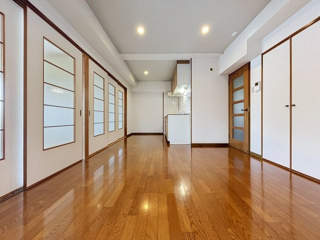 サンシャイン住吉の居間・リビング|こちらの居間で趣味の時間をお楽しみください