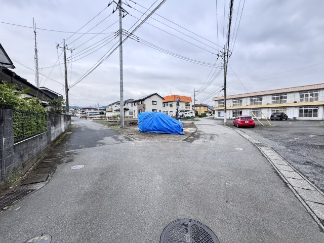 新築　渋川市金井全２棟　GRAFARE　2号棟の前面道路含む現地写真|現地写真　北側接道幅員約4.1ｍ　南東側接道幅員約4ｍ	