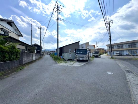 新築　渋川市金井全２棟　GRAFARE　2号棟の前面道路含む現地写真|現地写真　北側接道幅員約4.1ｍ　南東側接道幅員約4ｍ	