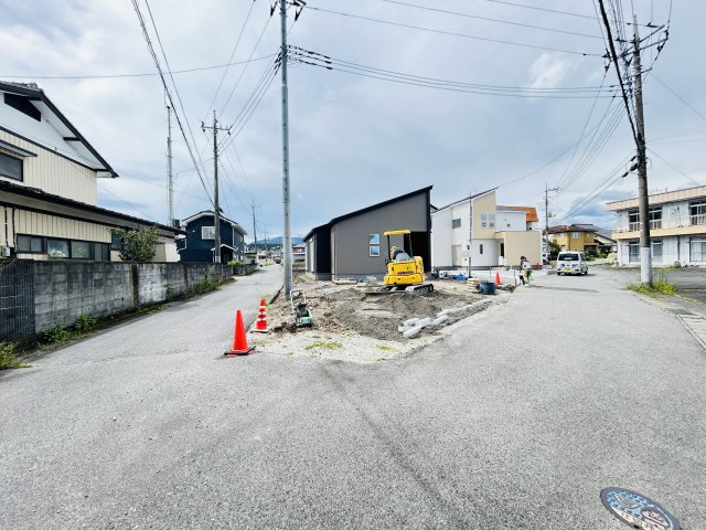 新築　渋川市金井全２棟　GRAFARE　2号棟の前面道路含む現地写真|現地写真　北側接道幅員約4.1ｍ　南東側接道幅員約4ｍ	