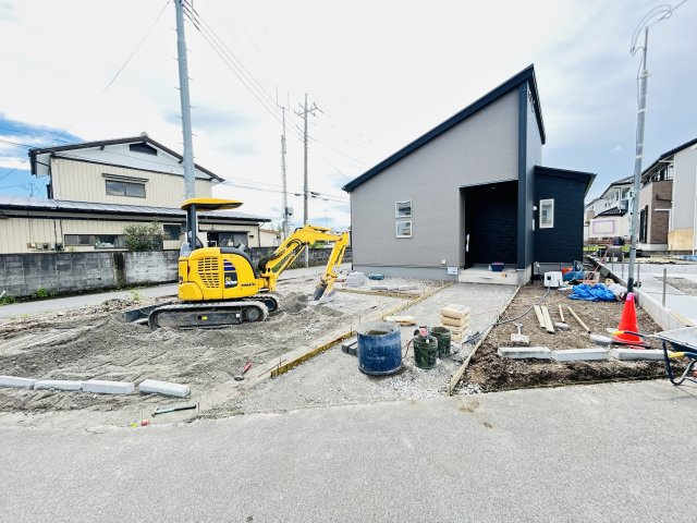 新築　渋川市金井全２棟　GRAFARE　2号棟の駐車場|現地写真　駐車スペースは並列4台分可能です！					
