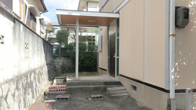 高槻市日吉台三番町貸家のエントランス