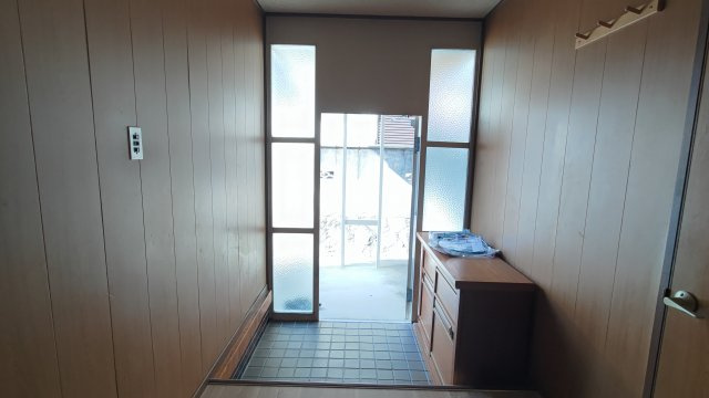 高槻市日吉台三番町貸家の玄関