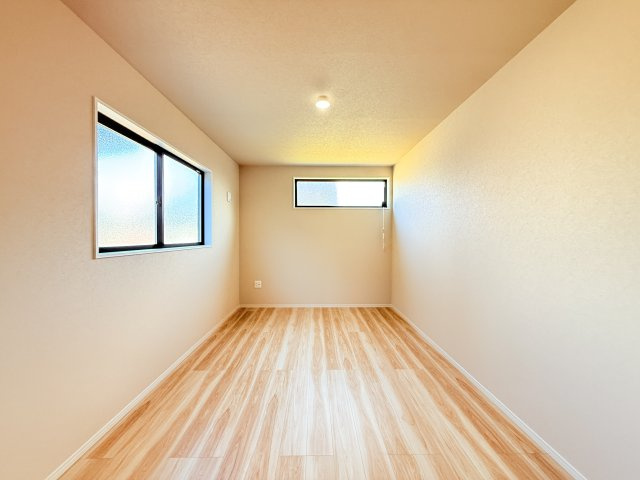 つくば市高野3期　新築戸建　1号棟の洋室|家具や小物を合わせやすいシンプルデザイン♪
広さや日当たりなど、写真では伝えきれない部分を現地で確認してみませんか？
