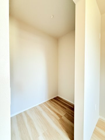 つくば市高野3期　新築戸建　1号棟の収納|普段使いのお洋服や小物はもちろん、季節物のお洋服などもしっかりと整理整頓おしまい頂けます。居室空間をより広く隅々までお使いいただけますね。