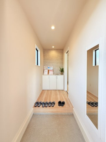 つくば市高野3期　新築戸建　1号棟の玄関|靴をまとめて保管できるシューズボックス。綺麗に整頓された玄関で来客者を気持ちよく招きませんか？