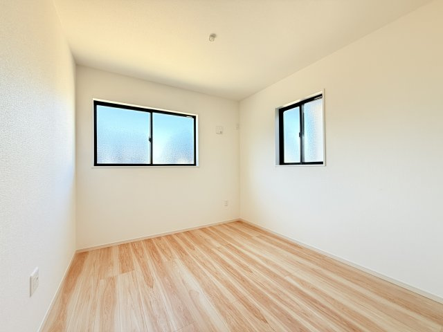 つくば市高野3期　新築戸建　1号棟の洋室|家具や小物を合わせやすいシンプルデザイン♪
広さや日当たりなど、写真では伝えきれない部分を現地で確認してみませんか？