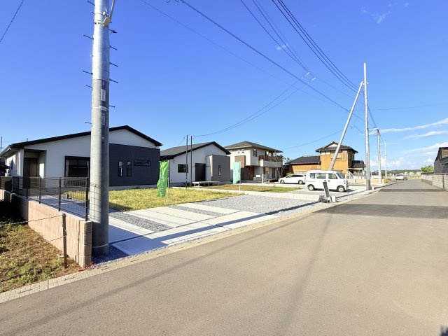 つくば市高野3期　新築戸建　1号棟の前面道路含む現地写真|実際に現地で周辺環境や街並み、近隣のスーパーや通学路の安全性、病院、公園・・・など生活のイメージをご確認ください！