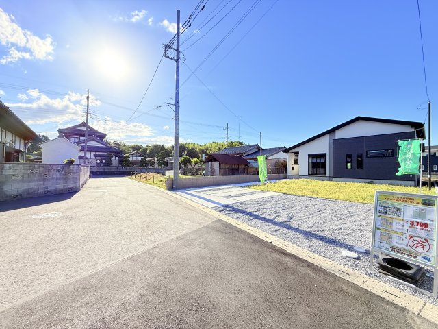 つくば市高野3期　新築戸建　1号棟の前面道路含む現地写真|実際に現地で周辺環境や街並み、近隣のスーパーや通学路の安全性、病院、公園・・・など生活のイメージをご確認ください！