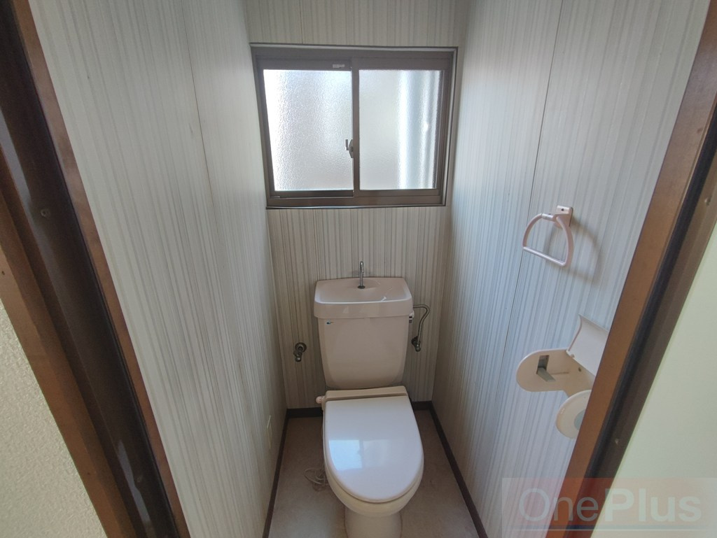 上野通店舗付テラスハウスのトイレ|シンプルで使いやすいトイレです