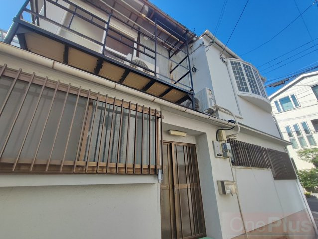 上野通店舗付テラスハウスの玄関|収納もある玄関です