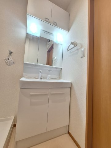 Ｃａｓａ　ｄｅ　Ｃｅｒｅｚａ（カサデセレサ）の洗面所|三面鏡の洗面化粧台