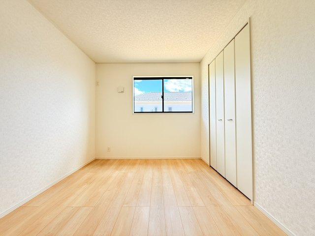 つくば市若森第1　新築戸建　1号棟の洋室|家具や小物を合わせやすいシンプルデザイン♪
広さや日当たりなど、写真では伝えきれない部分を現地で確認してみませんか？