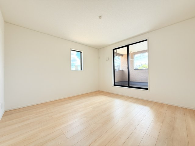 つくば市若森第1　新築戸建　1号棟の洋室|家具や小物を合わせやすいシンプルデザイン♪
広さや日当たりなど、写真では伝えきれない部分を現地で確認してみませんか？
