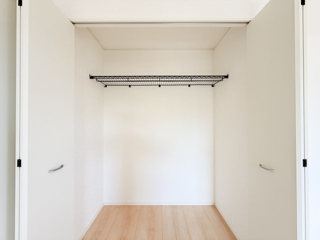 つくば市若森第1　新築戸建　1号棟の収納|普段使いのお洋服や小物はもちろん、季節物のお洋服などもしっかりと整理整頓おしまい頂けます。居室空間をより広く隅々までお使いいただけますね。