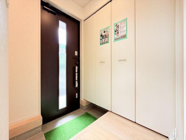 つくば市若森第1　新築戸建　1号棟の玄関|気持ちの良い一日の始まりは笑顔でスタートしたいですよね。玄関ホールがスッキリ広々としていると帰る時も出ていく時も気持ちが良いものです！