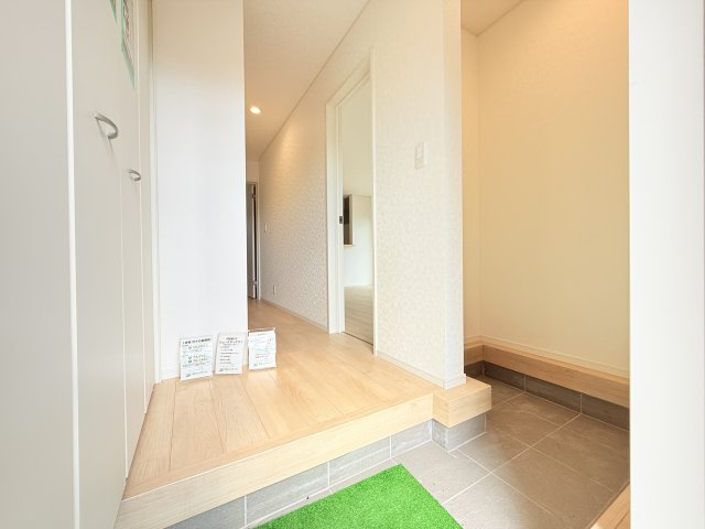 つくば市若森第1　新築戸建　1号棟の玄関|気持ちの良い一日の始まりは笑顔でスタートしたいですよね。玄関ホールがスッキリ広々としていると帰る時も出ていく時も気持ちが良いものです！