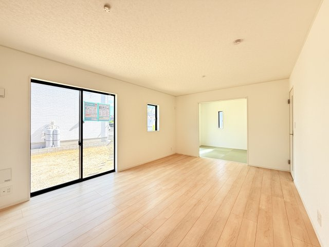 つくば市若森第1　新築戸建　1号棟の居間・リビング|広々としたＬＤＫ♪
家具を置いても窮屈感を感じず過ごせます。