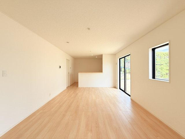 つくば市若森第1　新築戸建　1号棟の居間・リビング|広々としたＬＤＫ♪
家具を置いても窮屈感を感じず過ごせます。