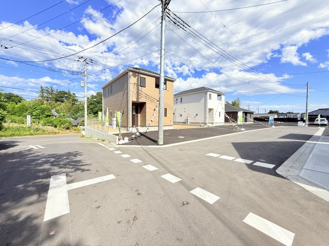 つくば市若森第1　新築戸建　1号棟の前面道路含む現地写真|実際に現地で周辺環境や街並み、近隣のスーパーや通学路の安全性、病院、公園・・・など生活のイメージをご確認ください！