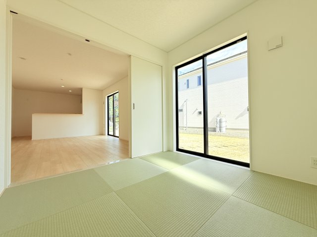 つくば市若森第1　新築戸建　1号棟の和室|家具や小物を合わせやすいシンプルデザイン♪
広さや日当たりなど、写真では伝えきれない部分を現地で確認してみませんか？