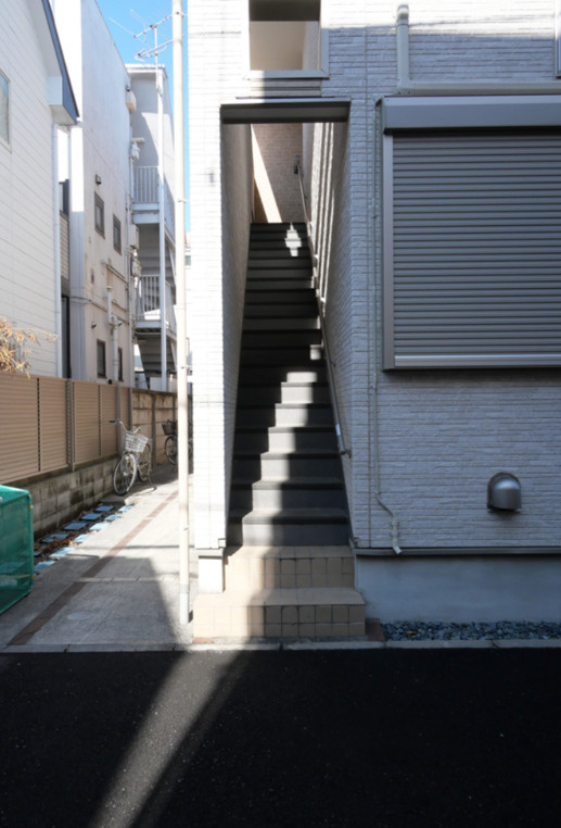 杉並区堀ノ内３丁目のアパートのエントランス