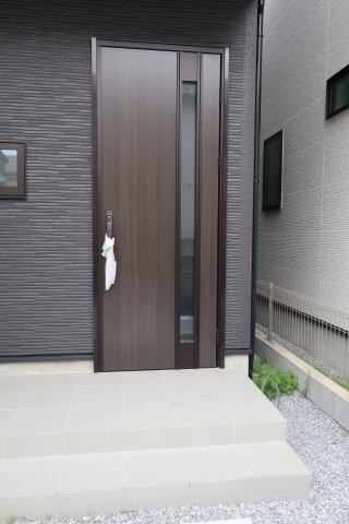《仲介手数料無料》越谷市弥栄町４丁目1-137新築一戸建てグラファーレの玄関