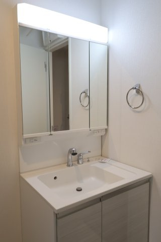 《仲介手数料無料》越谷市弥栄町４丁目1-137新築一戸建てグラファーレの独立洗面台