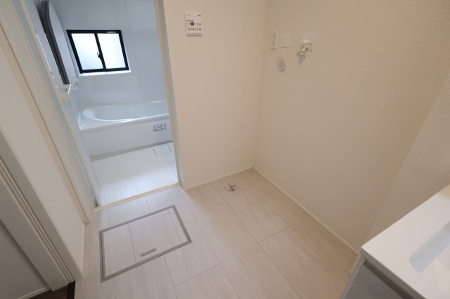 《仲介手数料無料》越谷市弥栄町４丁目1-137新築一戸建てグラファーレのランドリースペース