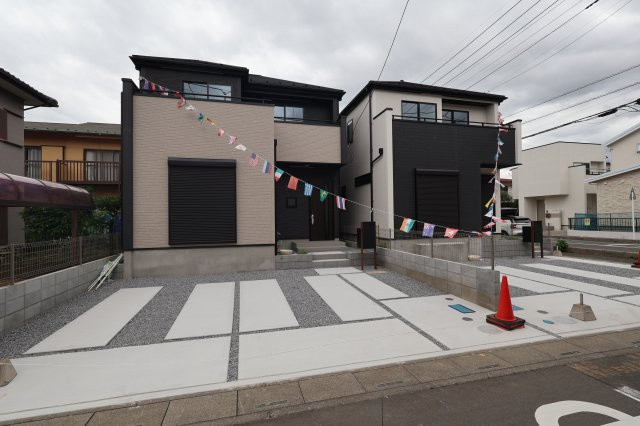 《仲介手数料無料》越谷市弥栄町４丁目1-137新築一戸建てグラファーレの外観|南道路で日当たり良好です。車も並列で2台駐車できます。