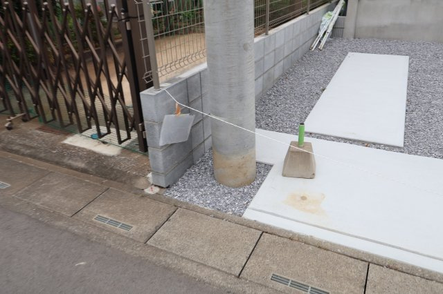 《仲介手数料無料》越谷市弥栄町４丁目1-137新築一戸建てグラファーレの外観|敷地内に電柱が入っています。