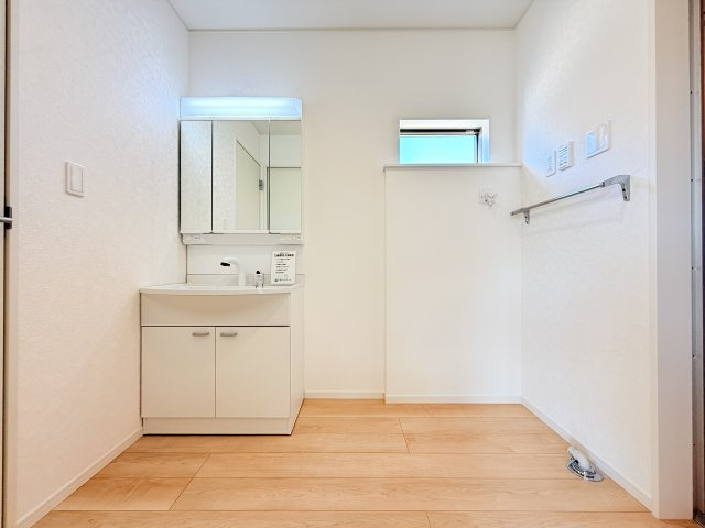 つくば市若森第1　新築戸建　2号棟の独立洗面台|収納力と機能性に優れたお手入れラクラクのゆったりとした洗面台で、朝の忙しい時間でも身支度準備がスムーズです。