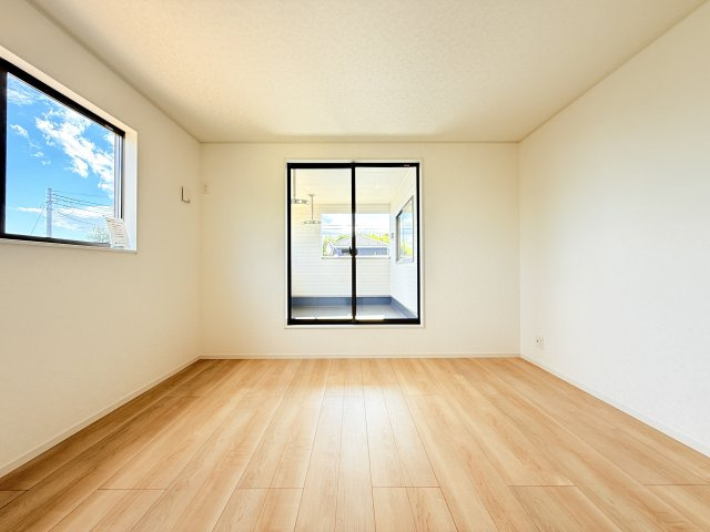 つくば市若森第1　新築戸建　2号棟の洋室|家具や小物を合わせやすいシンプルデザイン♪
広さや日当たりなど、写真では伝えきれない部分を現地で確認してみませんか？