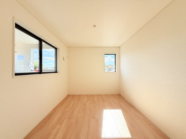 つくば市若森第1　新築戸建　2号棟の洋室|家具や小物を合わせやすいシンプルデザイン♪
広さや日当たりなど、写真では伝えきれない部分を現地で確認してみませんか？
