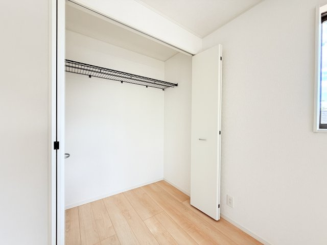 つくば市若森第1　新築戸建　2号棟の収納|普段使いのお洋服や小物はもちろん、季節物のお洋服などもしっかりと整理整頓おしまい頂けます。居室空間をより広く隅々までお使いいただけますね。