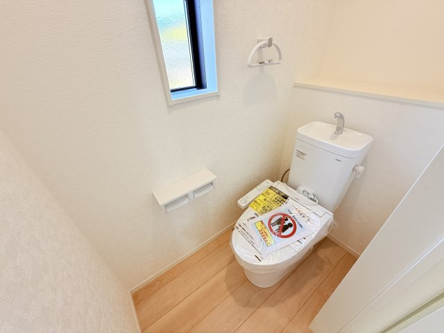 つくば市若森第1　新築戸建　2号棟のトイレ|サッとひと拭きで汚れがつるんと落ちるシャワートイレ。温便座なので１年中快適に使えます。