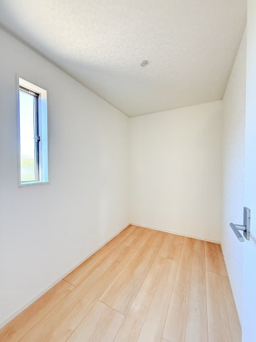 つくば市若森第1　新築戸建　2号棟の収納|普段使いのお洋服や小物はもちろん、季節物のお洋服などもしっかりと整理整頓おしまい頂けます。居室空間をより広く隅々までお使いいただけますね。