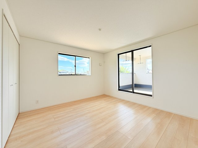 つくば市若森第1　新築戸建　2号棟の洋室|家具や小物を合わせやすいシンプルデザイン♪
広さや日当たりなど、写真では伝えきれない部分を現地で確認してみませんか？