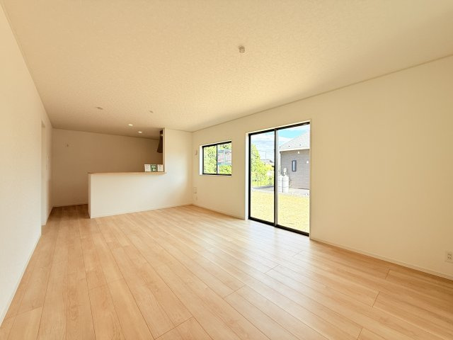 つくば市若森第1　新築戸建　2号棟の居間・リビング|広々としたＬＤＫ♪
家具を置いても窮屈感を感じず過ごせます。