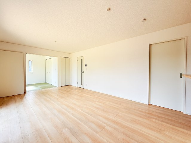 つくば市若森第1　新築戸建　2号棟の居間・リビング|広々としたＬＤＫ♪
家具を置いても窮屈感を感じず過ごせます。
