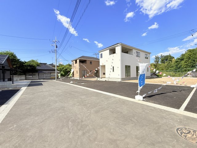 つくば市若森第1　新築戸建　2号棟の前面道路含む現地写真|実際に現地で周辺環境や街並み、近隣のスーパーや通学路の安全性、病院、公園・・・など生活のイメージをご確認ください！