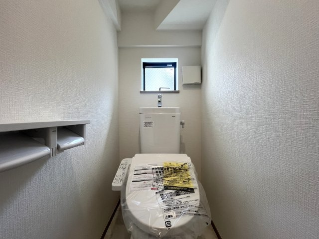 下町らしい温かみと静けさが共存する街。それが、東久保町。つまるところ、人間として住む上での最適解。な【西区東久保町新築戸建】のトイレ|落ち着いた色調のトイレです