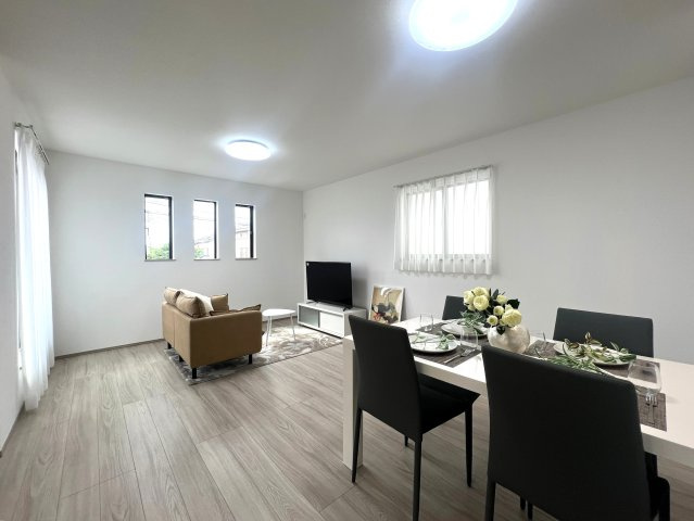 下町らしい温かみと静けさが共存する街。それが、東久保町。つまるところ、人間として住む上での最適解。な【西区東久保町新築戸建】の居間・リビング|使いやすい居間です