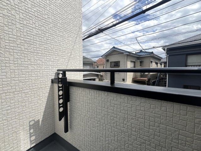 下町らしい温かみと静けさが共存する街。それが、東久保町。つまるところ、人間として住む上での最適解。な【西区東久保町新築戸建】のバルコニー|広々としたバルコニーです