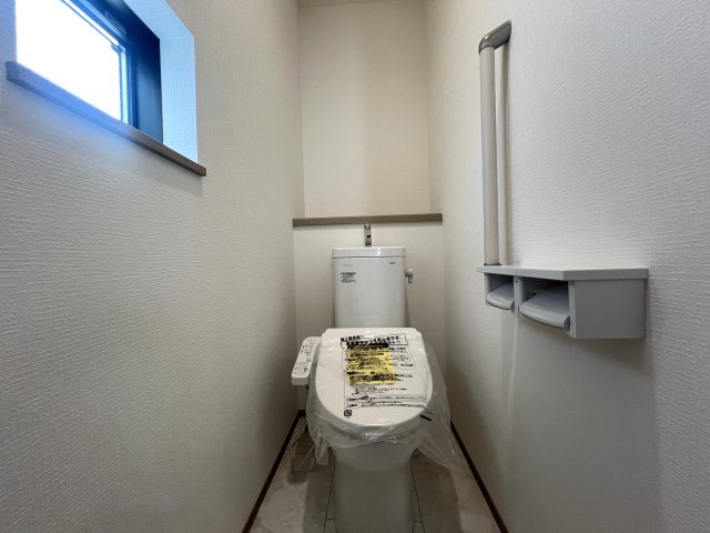 下町らしい温かみと静けさが共存する街。それが、東久保町。つまるところ、人間として住む上での最適解。な【西区東久保町新築戸建】のトイレ|清潔感のあるトイレです