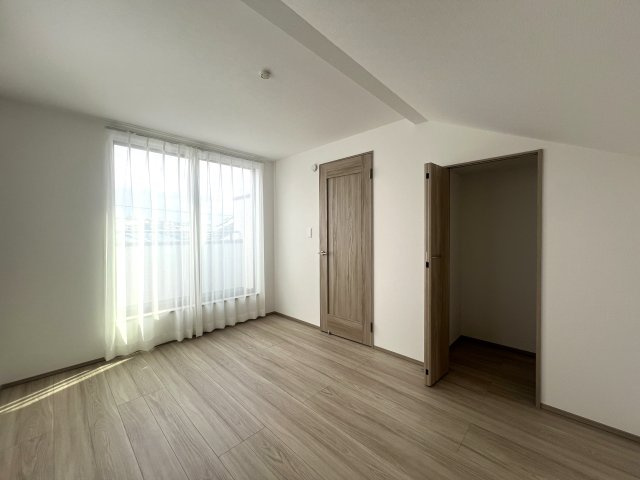 下町らしい温かみと静けさが共存する街。それが、東久保町。つまるところ、人間として住む上での最適解。な【西区東久保町新築戸建】の洋室|広々とした洋室です